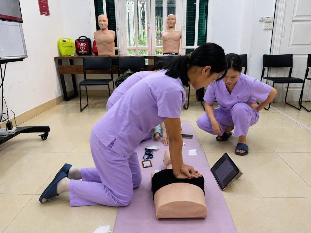 Giảng viên Wellbeing giảng dạy quy tắc DRSABC và tập huấn Sơ cấp cứu cho đội ngũ ANTCARE - Kiến chăm tổ